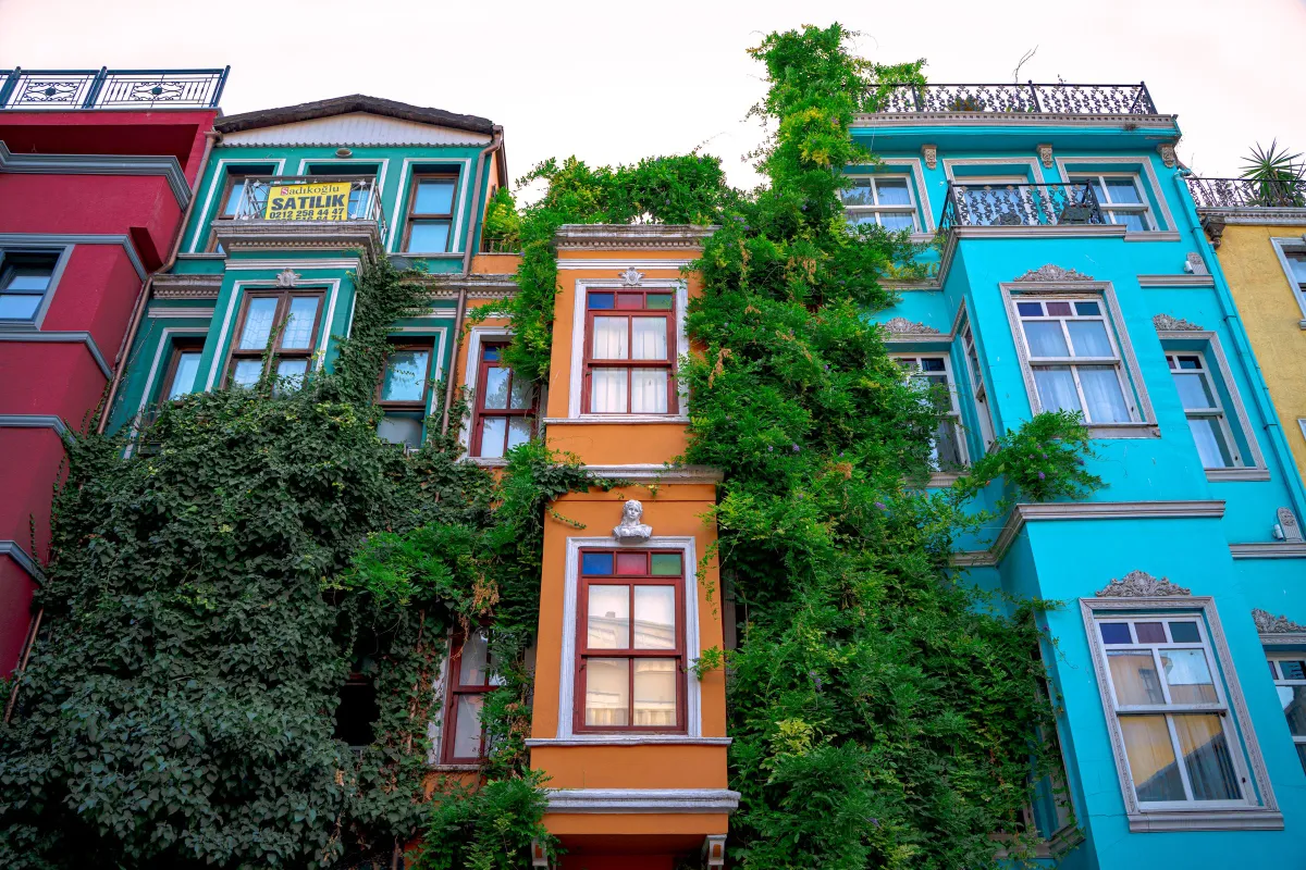 Balat'ta yokuşlu bir sokakta renkli ahşap evler